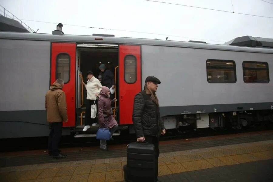 Орлан поезд Екатеринбург. Поезд Орлан Челябинск Екатеринбург. Электричка Орлан Екатеринбург Челябинск. Поезд Орлан Челябинск.