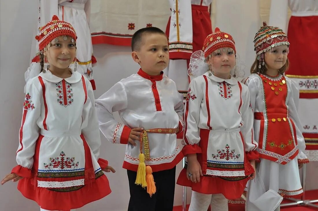 Русском чувашии. Чуваши национальный костюм. национальный костюм средненизовых чувашей. чувашин в национальном костюме. чуваши наряд чувашии национальный.