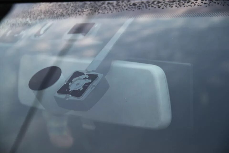 Дождь после замены лобового. Датчик дождя на лобовом стекле Лансер 10. BMW x1 датчик дождя. Стекло лобовое CX-9 2012 датчик дождя+камера. Т5 датчик дождя лобовое.