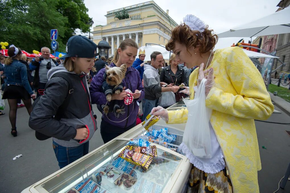 100 лет санкт петербурга праздник. Ярмарка на манежной площади. Праздничный петербург. Санкт-петербург днем. Праздничный питер.