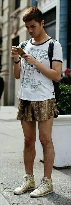 Мужская юбка. Парень в юбке и колготках. Man looks from below white skirt mem. Men in skirts. Мужская юбка.