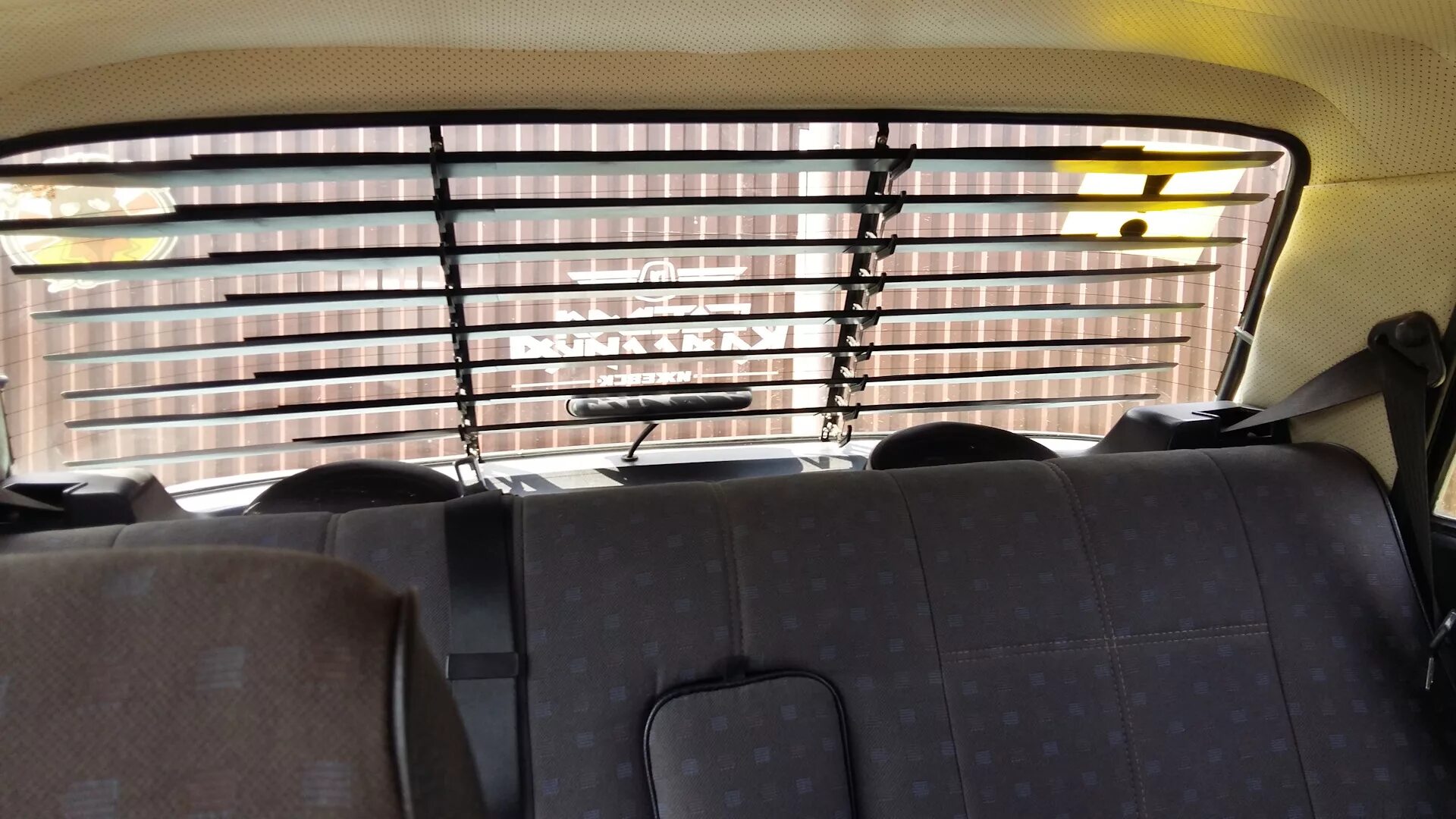 Решетка "шторка" на заднее стекло для ВАЗ 2101-2107. Шторка заднего стекла ВАЗ 2107. Шторка на заднее стекло ВАЗ 2107. Задняя шторка на ВАЗ 2107. Шторки жалюзи на автомобиль