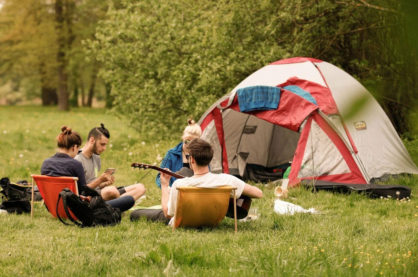 Camp men. Chair на природу. Сиденье для пикника. Пикник на природе палатка стул. Пикник на природе с раскладной мебелью.