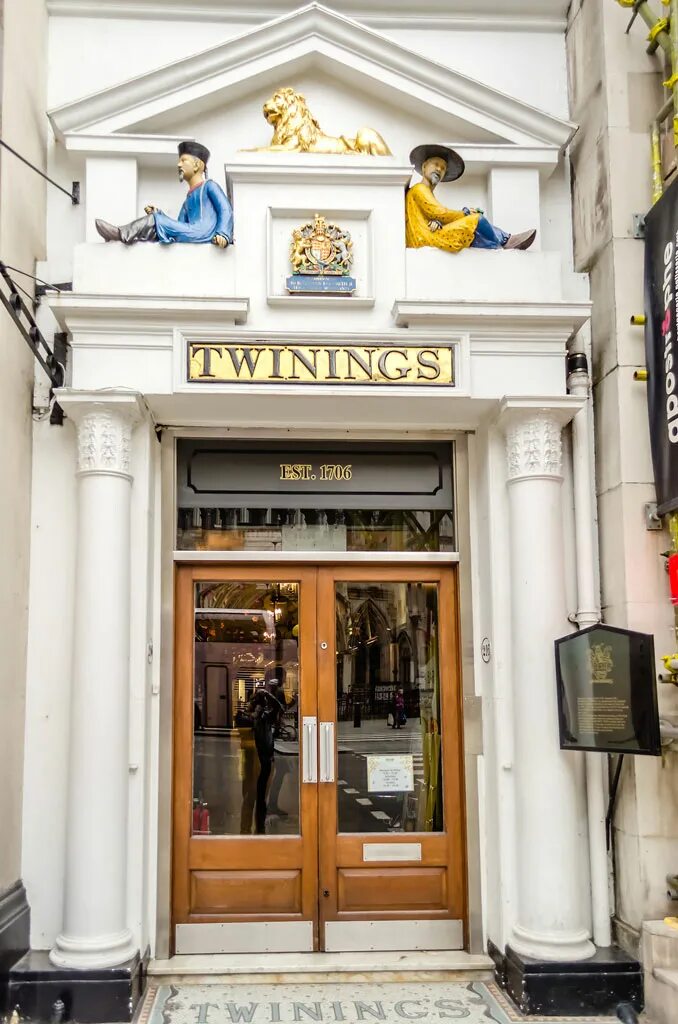 There are shops in london. Twinings магазин в Лондоне. Чайный магазин в Лондоне Твайнингс. Первый магазин чая в Англии Twinings.