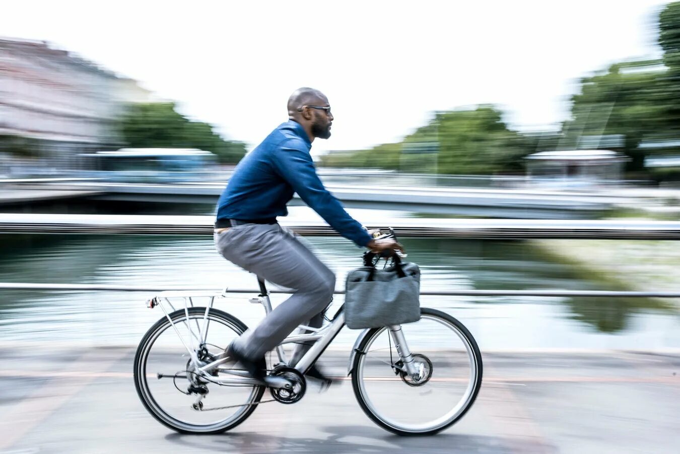 Мальчик на велосипеде. He rides bike. Дети с велосипедом. Ride a bike. Дети с велосипедом.