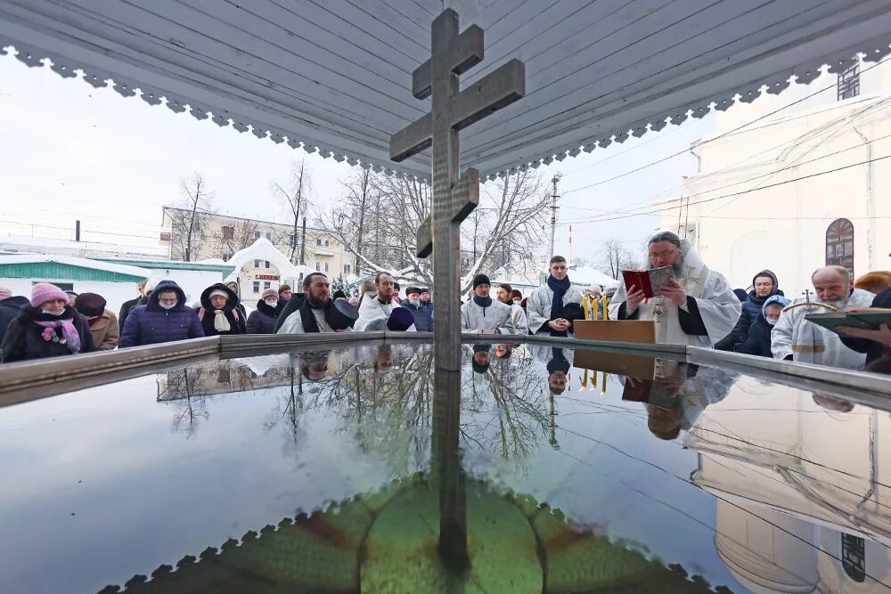 Зачем святая вода. Освящение воды. О крещенской воде. Празднование крещения. Водосвятие на крещение.