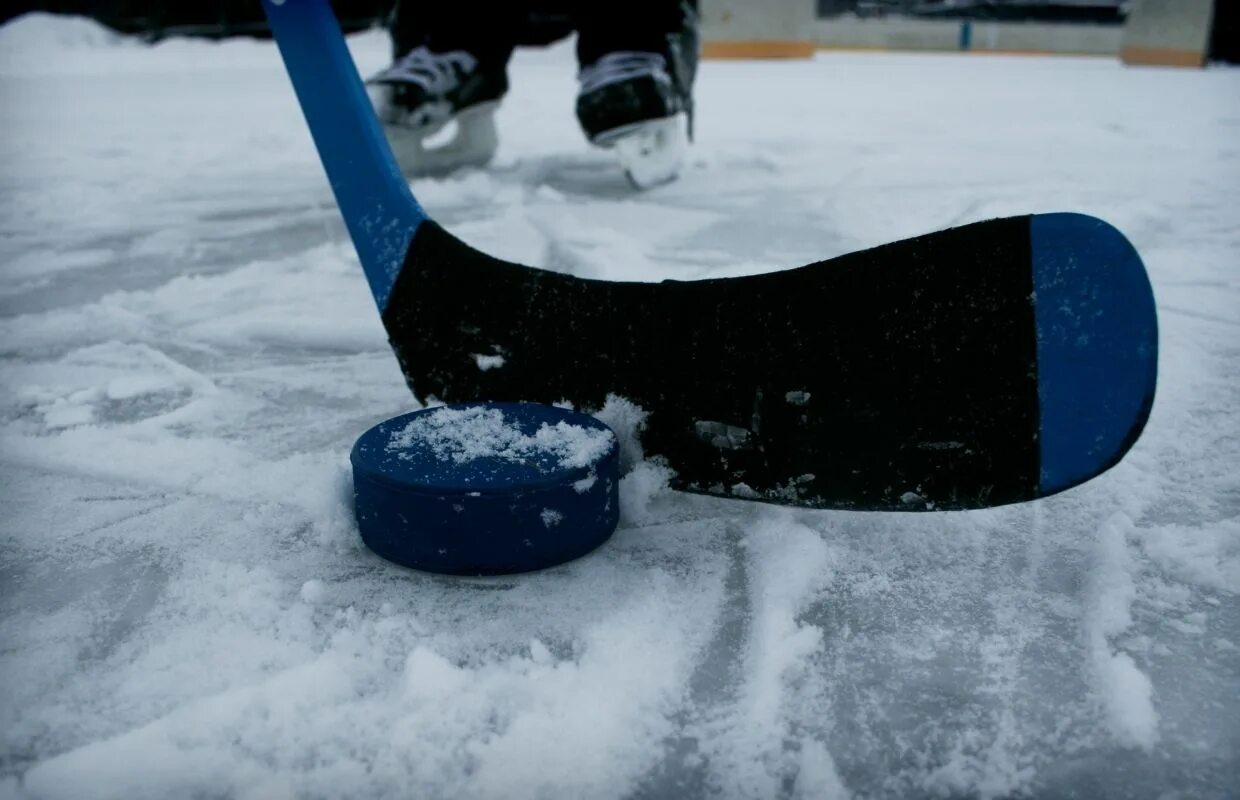 Клюшка с шайбой. Клюшка (хоккей с шайбой). Хоккей клюшка на льду. Клюшка и шайба на льду. Как называется шайба в хоккее