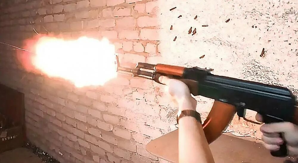 При выстреле из пистолета вылетает