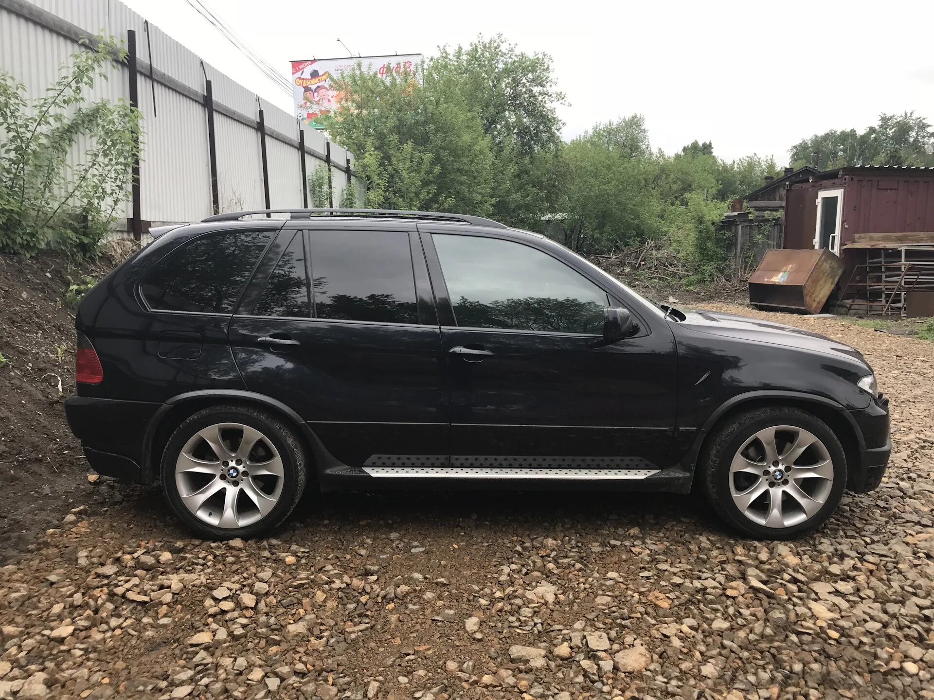 Шины бмв х5 е53. Диски 168 стиль BMW x5 e53. BMW e53 r20. BMW e53 диски r20. BMW x5 e53 168 стиль.