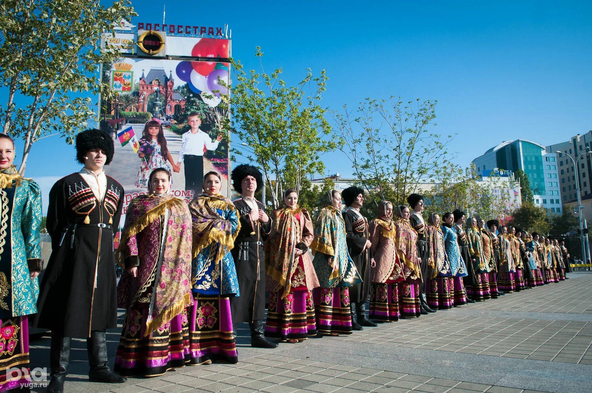 Сколько жителей в краснодарском крае. Краснодар население. Краснодар многонациональный город. Многонациональная культура Кубани. Жители Краснодарского края.