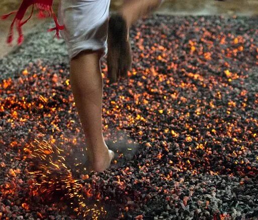 Ходьба босиком. Ноги в песке на пляже. Босиком по горячим. Ноги на пляже. Хождение босиком.