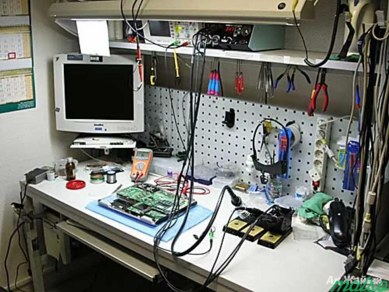 Рабочее место электронщика. Рабочее место для ремонта электроники. Рабочее место электрика. Мастерская электронщика. В сервисном центре недорогой ремонт