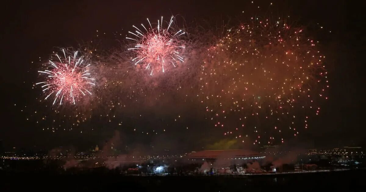 Салют будет сегодня в москве 23 февраля. Салют 23 февраля 2021 в Москве. Салют 23.02.2023 в Москве. Салют в честь 23 февраля Москва. С днем защитника Отечества салют.