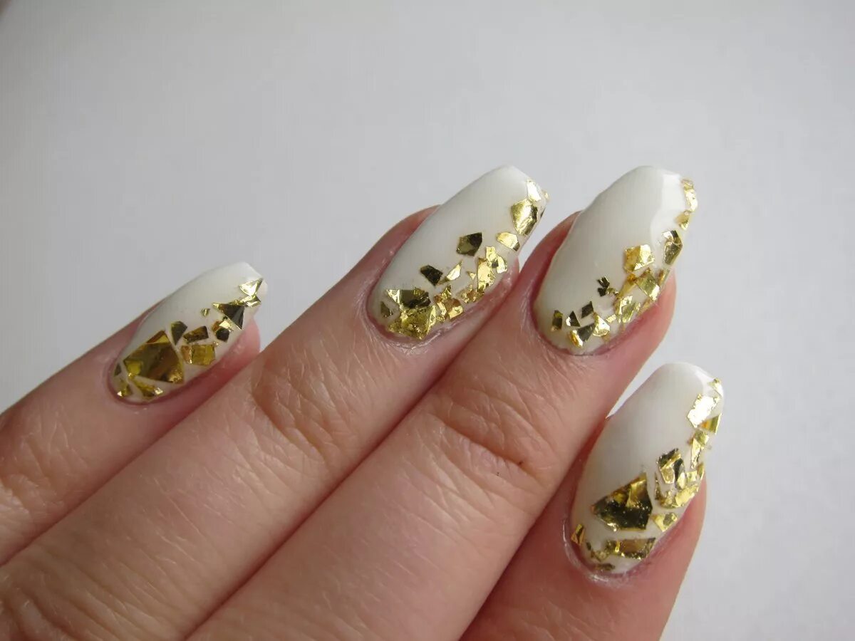 Маникюр с поталью золотой 2022. Зеленый маникюр с поталью. Маникюр с поталью золотой. Ногти золотистые. Хлопья юки для ногтей золото.