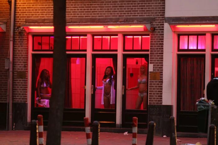 Сувон Южная Корея улица красных фонарей. Улица красных фонарей Амстердам. Квартал красных фонарей в Амстердаме. Амстердам улица красных фонарей девушки. Скрытая публичной дома
