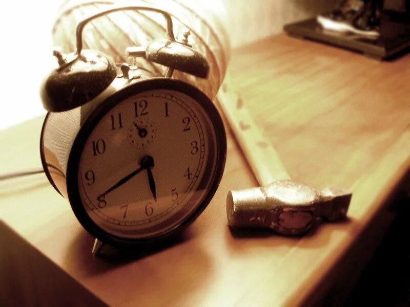 Картина старый поломанный будильник. Будильник эстетика. Разбитые часы. Разбитый будильник. Звуки на будильник страшные.