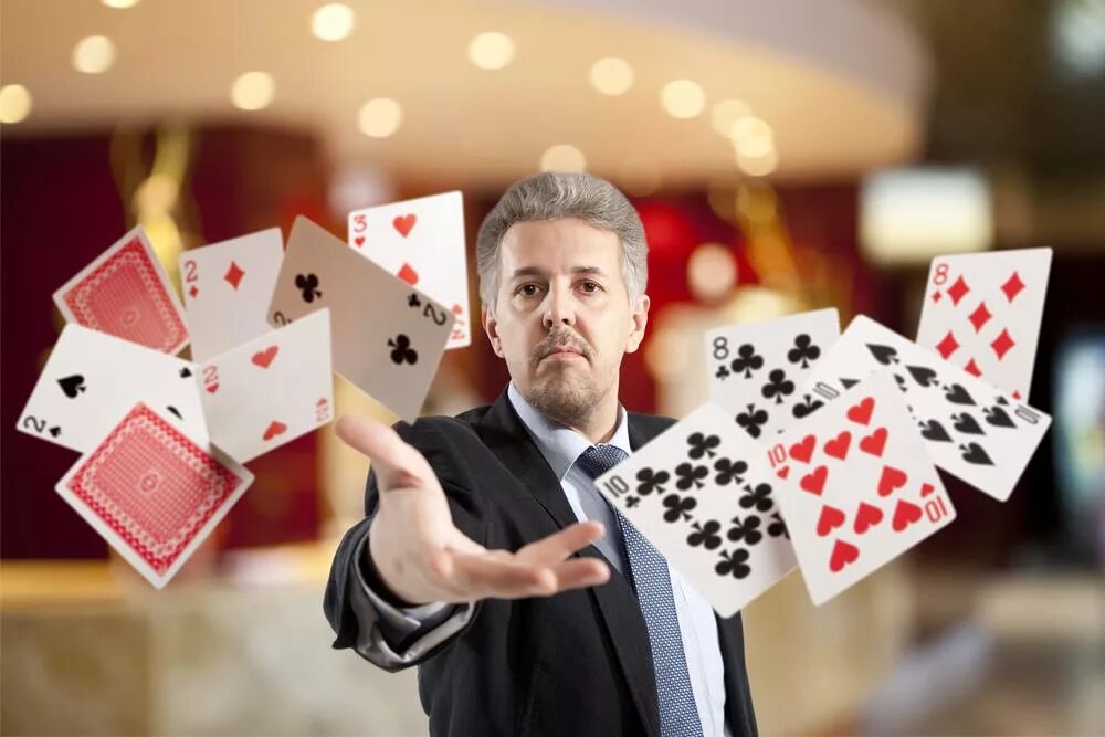 Покер на деньги 2023. Карточный шулер. Карточный фокусник. Человек с картой. Карточный игрок.