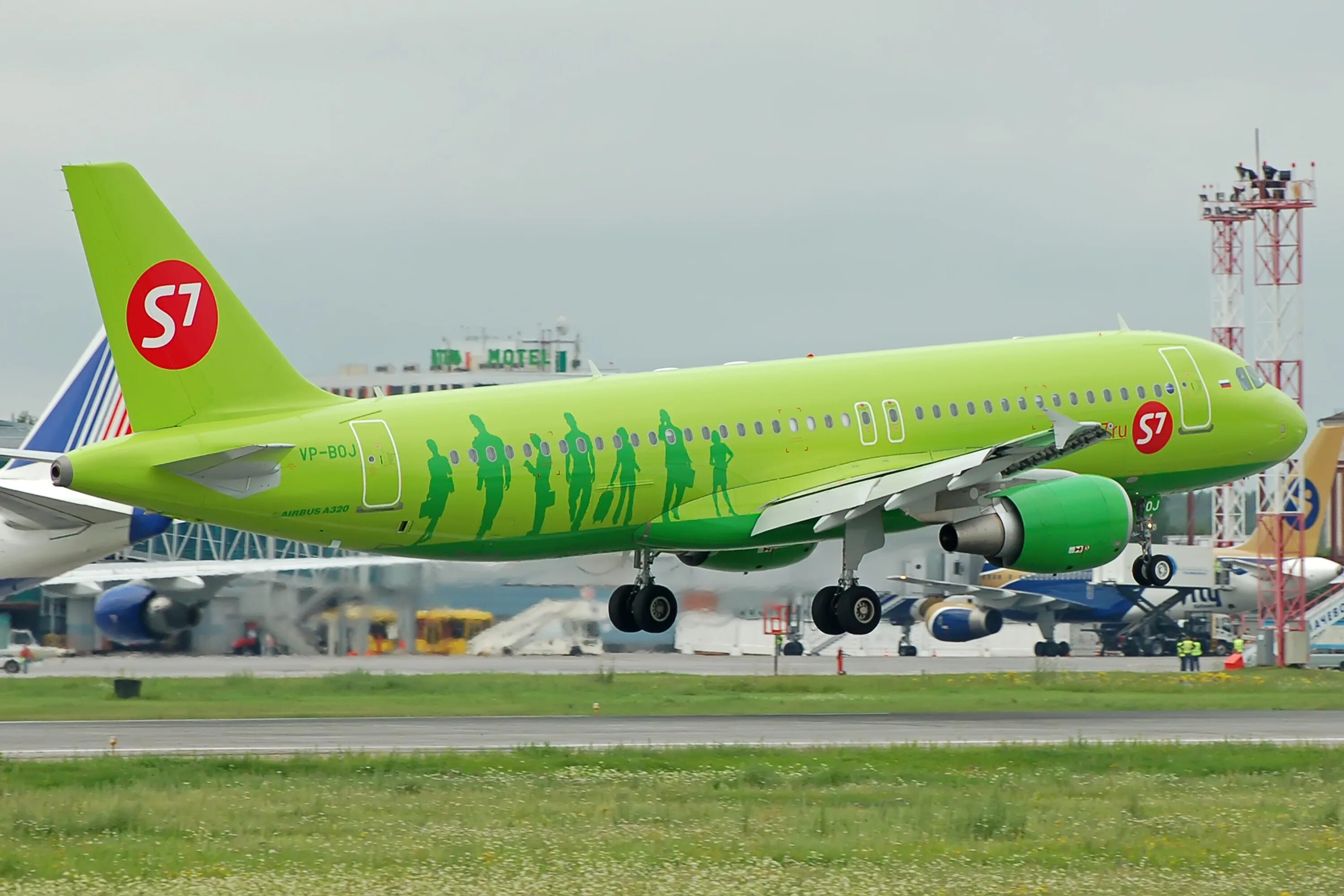 Самолёты авиакомпании s7 Airlines. Самолет Джей Севен. Эссевен самолет s7. Зелёный самолёт s7. Где севен