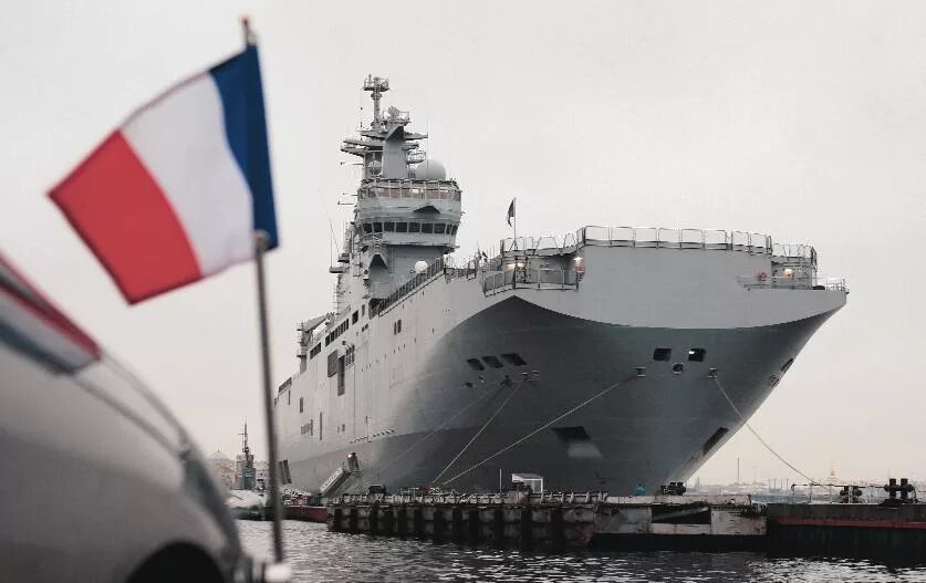 Судостроение франции. Франция судоверфь. Мистраль вертолетоносец. Корабельная верфь. Франция судостроение.