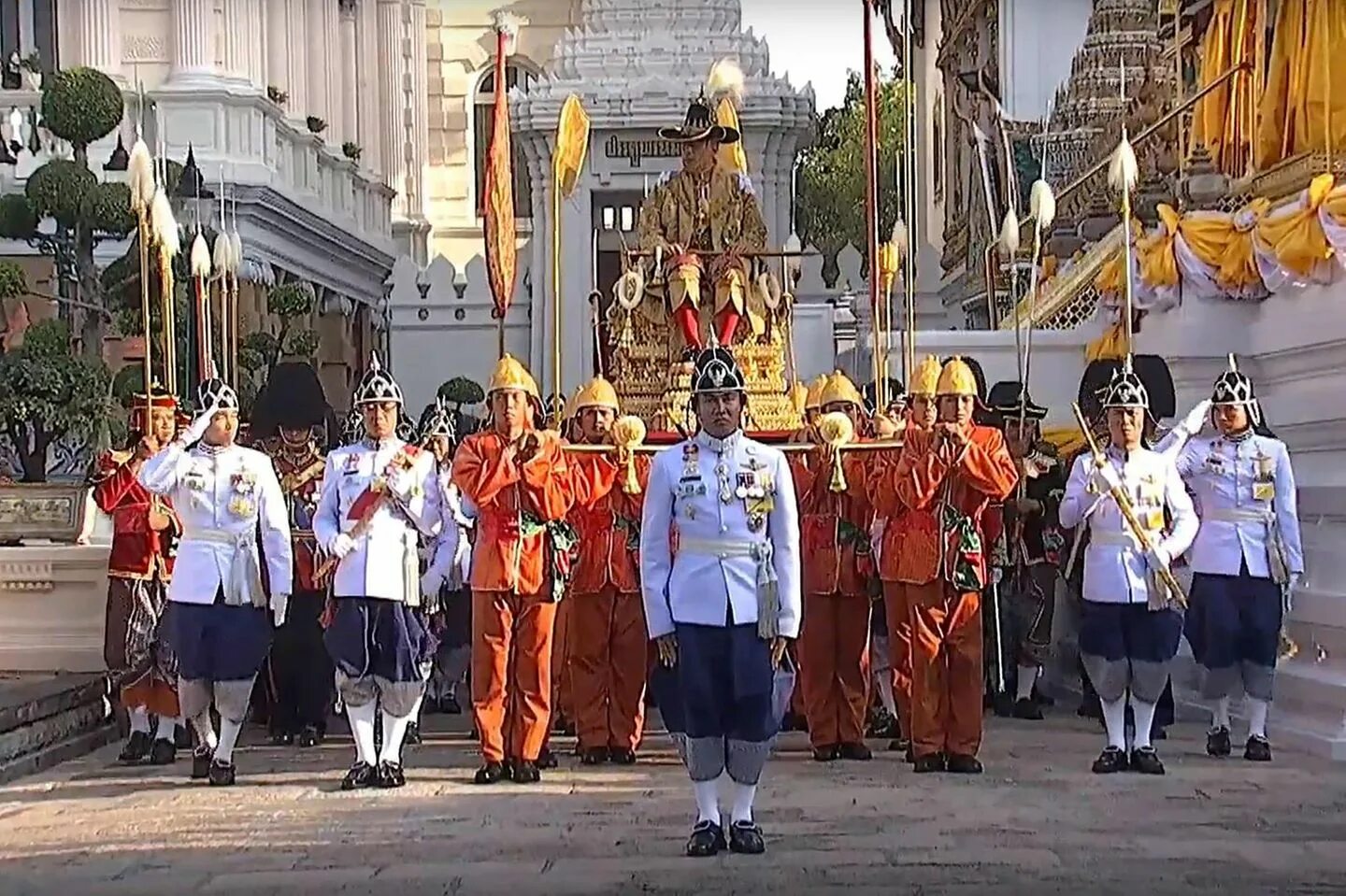 Бангкок за 2 дня. Коронация короля Таиланда. Коронация королевы Таиланда. Король Тайланда коронация. Коронация собаки короля Тайланда.