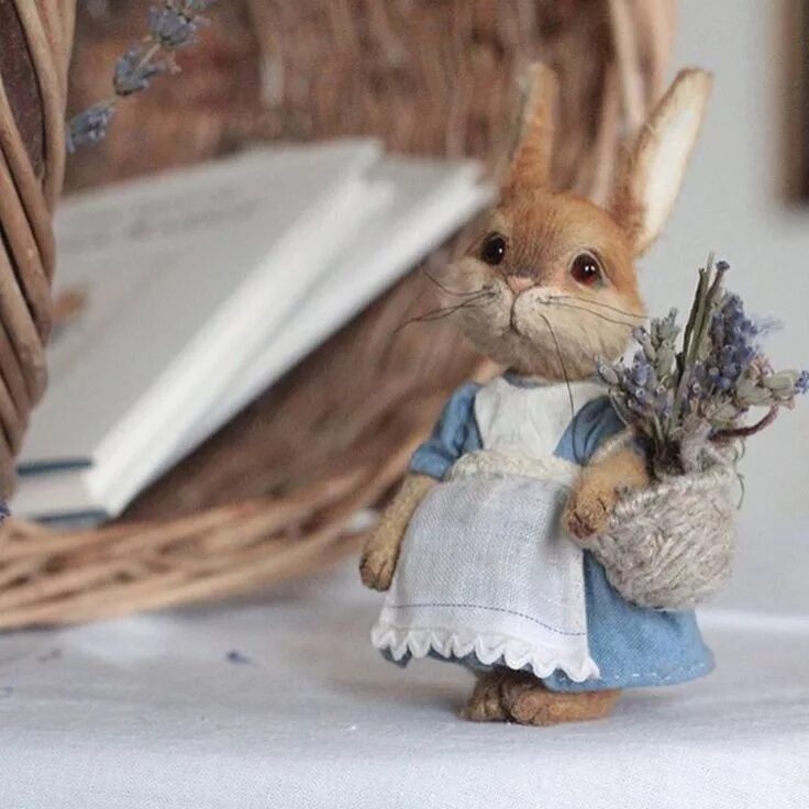 Валяные игрушки из шерсти. Милые работы. Зайка на работе. Милые работы. Бабочка девочка мультяшный.
