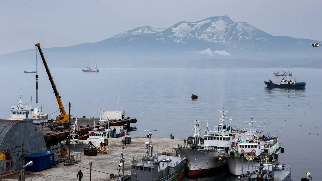 Остров уруп курильские острова. Кунашир южно курильск. Южно курильск маяк. Кунашир маяк. Южно курильск япония.