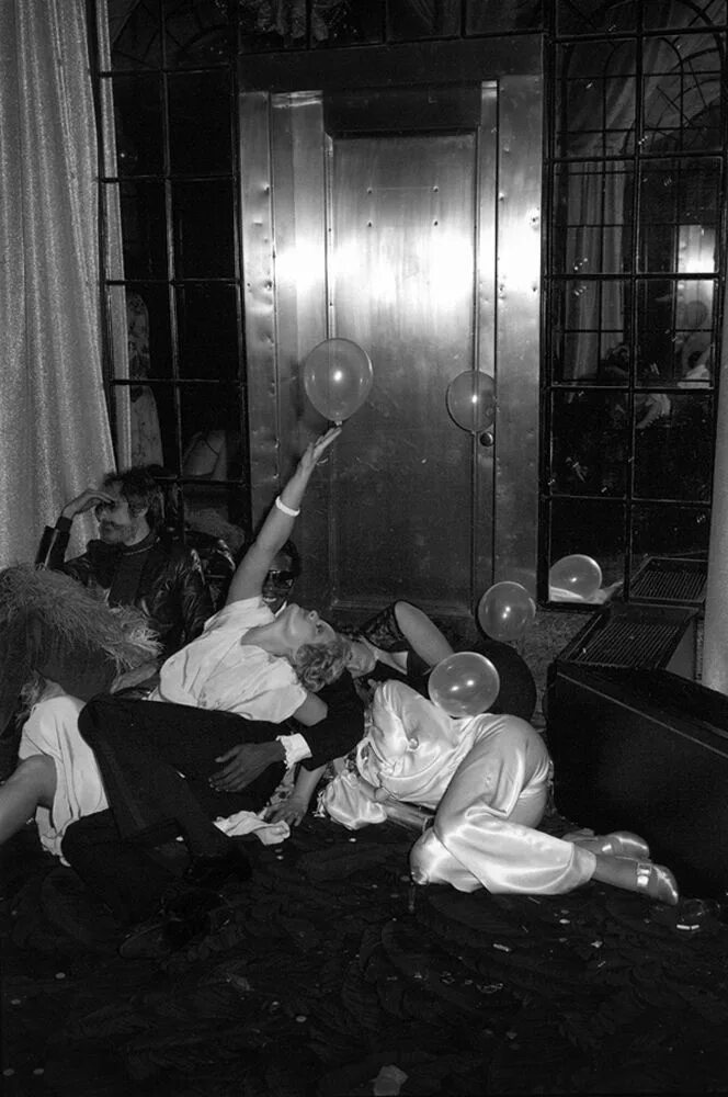 Iconic Photos From Some of Studio 54's Wildest Nights Studio 54, Studio 54 disco