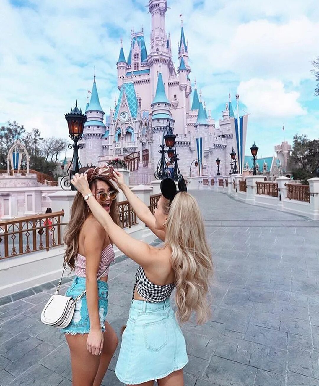 Куда можно пойти с подругой. Красивые кадры. Девушка смеется. Куда можно пойти с подругой. Куда можно пойти с подругой.