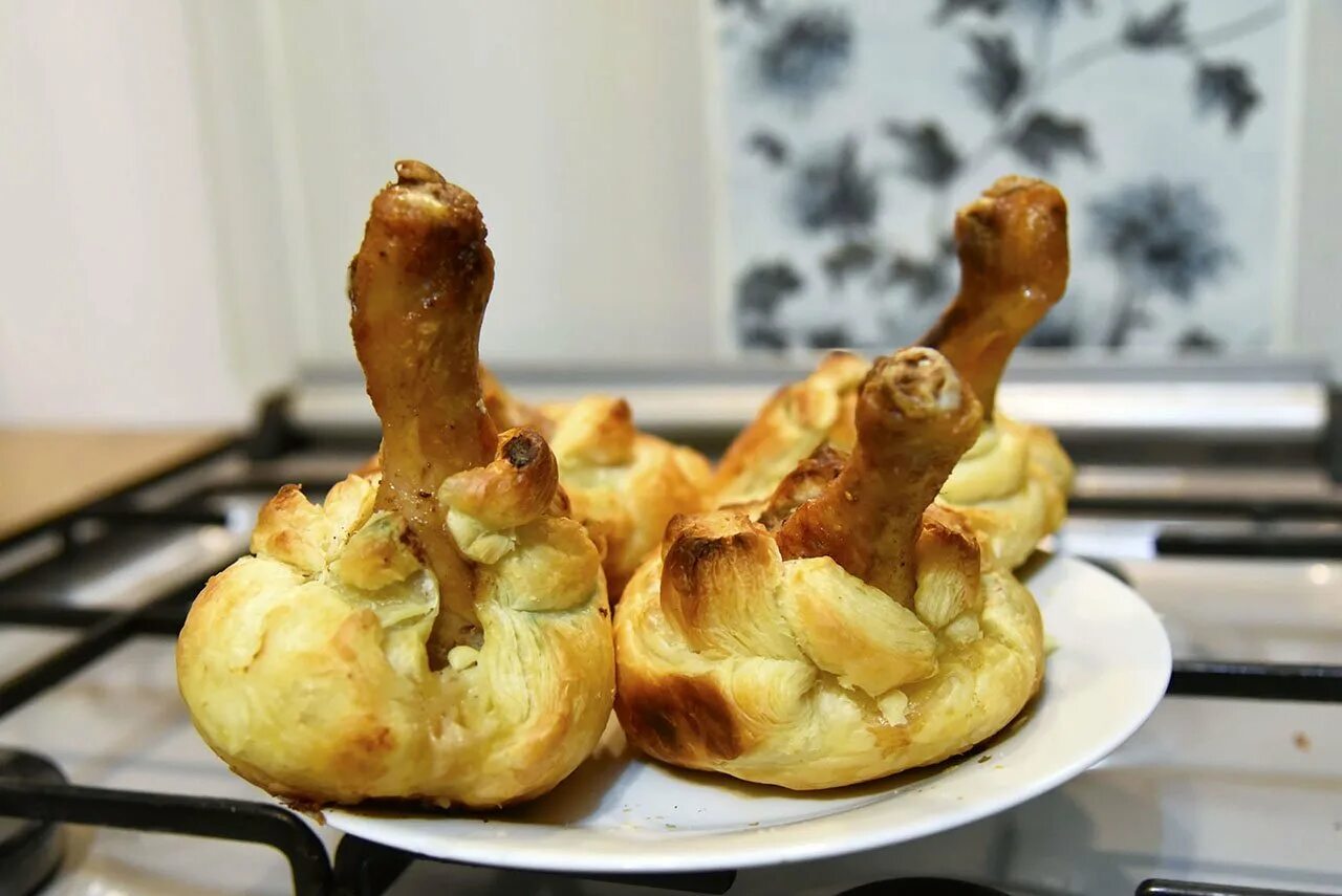 Куриные ножки в мешочке из теста. Куриные ножки в мешочке. куриная голень в тесте. курица в мешочке. курица в тесте.