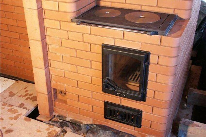 печь шведка малютка. печь с плитой из кирпича для дома. печь кирпичная шведка кирпичная. отопительно-варочная печь 1020х770. печь отопительная кирпича шведка.