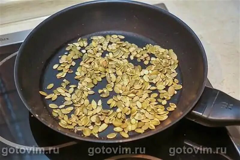 Жарка тыквенных семечек. Колечки из тыквенных семечек. козинаки с тыквенными семечками. козинаки с клюквой семечками геркулесом. колечко из тыквенных семечек с медом.