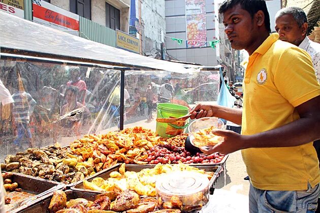 Еда шри ланка 2024. Шри Ланка стрит фуд. Шри Ланка уличная еда. Местная еда на Шри Ланке. Уличная еда в Каире.