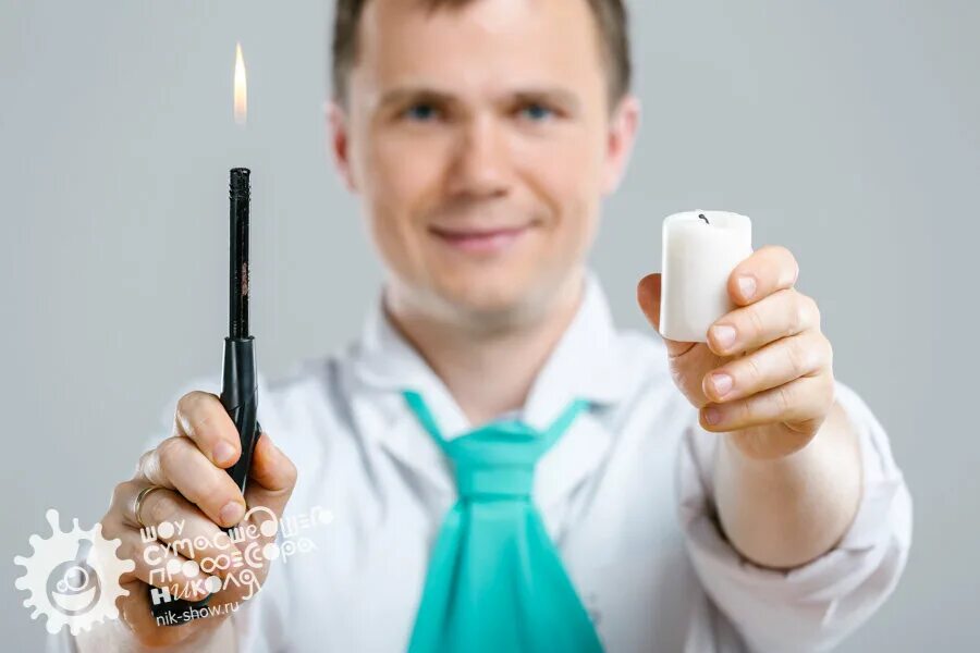 Как зажечь свечку зажигалкой. Свечи. Зажигалка горит рок. Запалить зажигалкой свечу. Человек с зажигалкой арт.