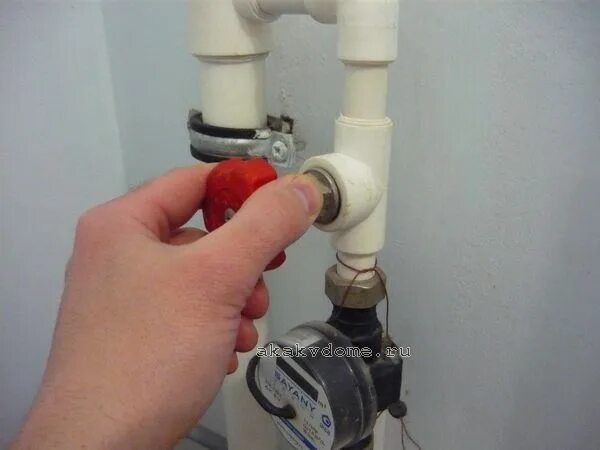 датчик отключения на бойлер. кран с перекрытой горячей водой. краны перекрывающие воду в квартире. водонагреватель перекрыть воду. кран перекрытия воды в квартире.