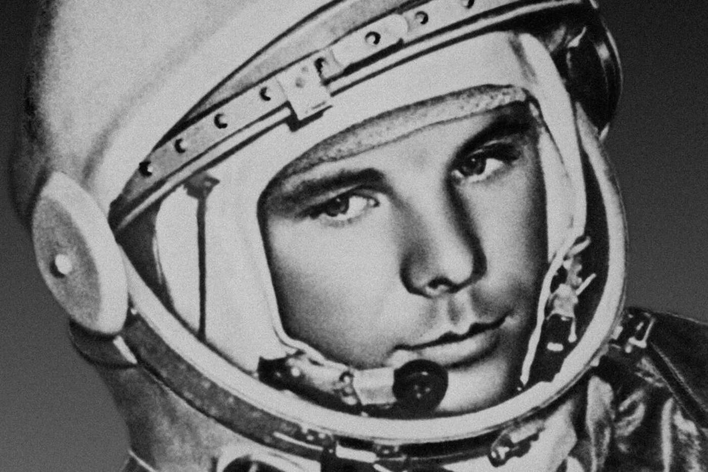 Гагарин фото для детей. Гагарин космонавт.
