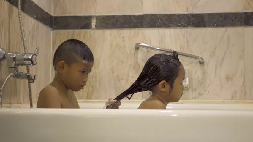 Девочка bath time. Bath. Детишки в ванной. Детишки в ванной запретное. Siblings shower together.