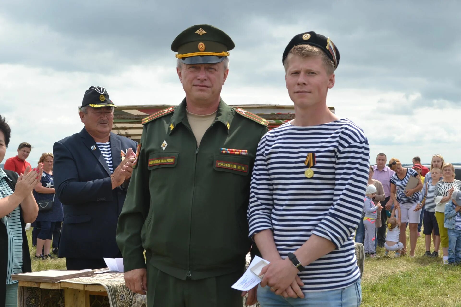 Награждение моряка. Красный Бор Агрызский район. Агрызский район красный Бор дядя Яша. Награждение моряков фото. Погода красный бор на неделю