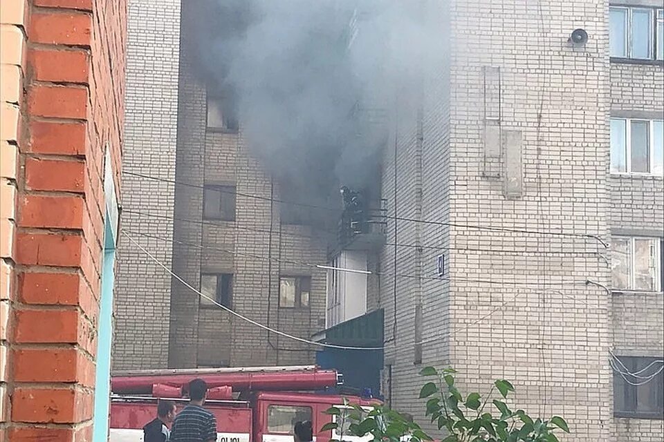 Горит общежитие. Пожар в Чебоксарах сейчас. Пожар в общежитии Чебоксары. Сгорела общага в Чебоксарах.