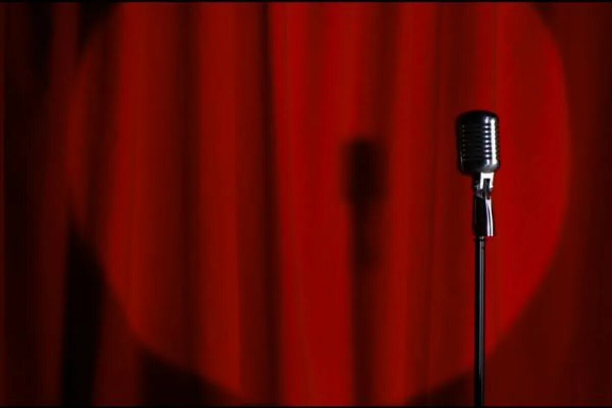 Евгений трушин стендап. Стендап василий. Открытый микрофон сцена. Стендап шапку дали. Новый стендап.