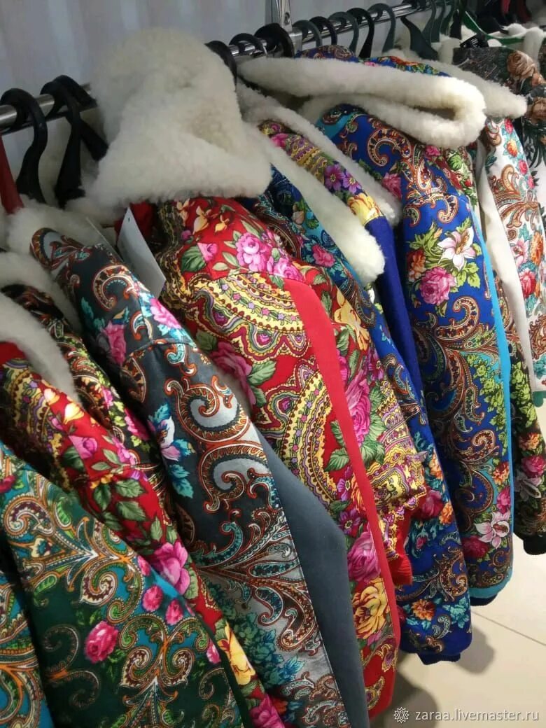 Современная одежда в русском народном стиле. Магазин русский стиль одежда. Русско народный стиль в одежде. Платье в русском стиле современное. А ля рюс.