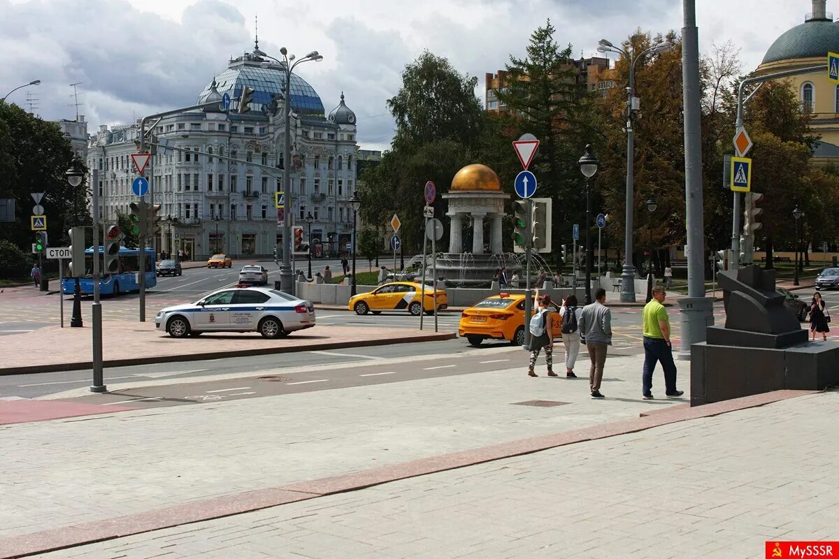 Ответы : Что находится на площади Никитских ворот) неподолёку от храма П