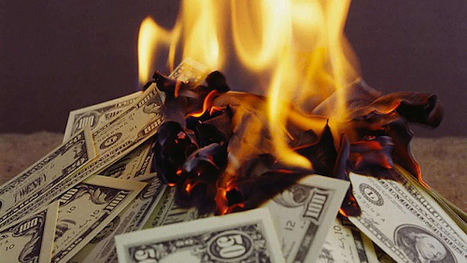 Гореть стали меньше. Деньги в костре. Сжигает деньги. Сжигание денег. Деньги горят.