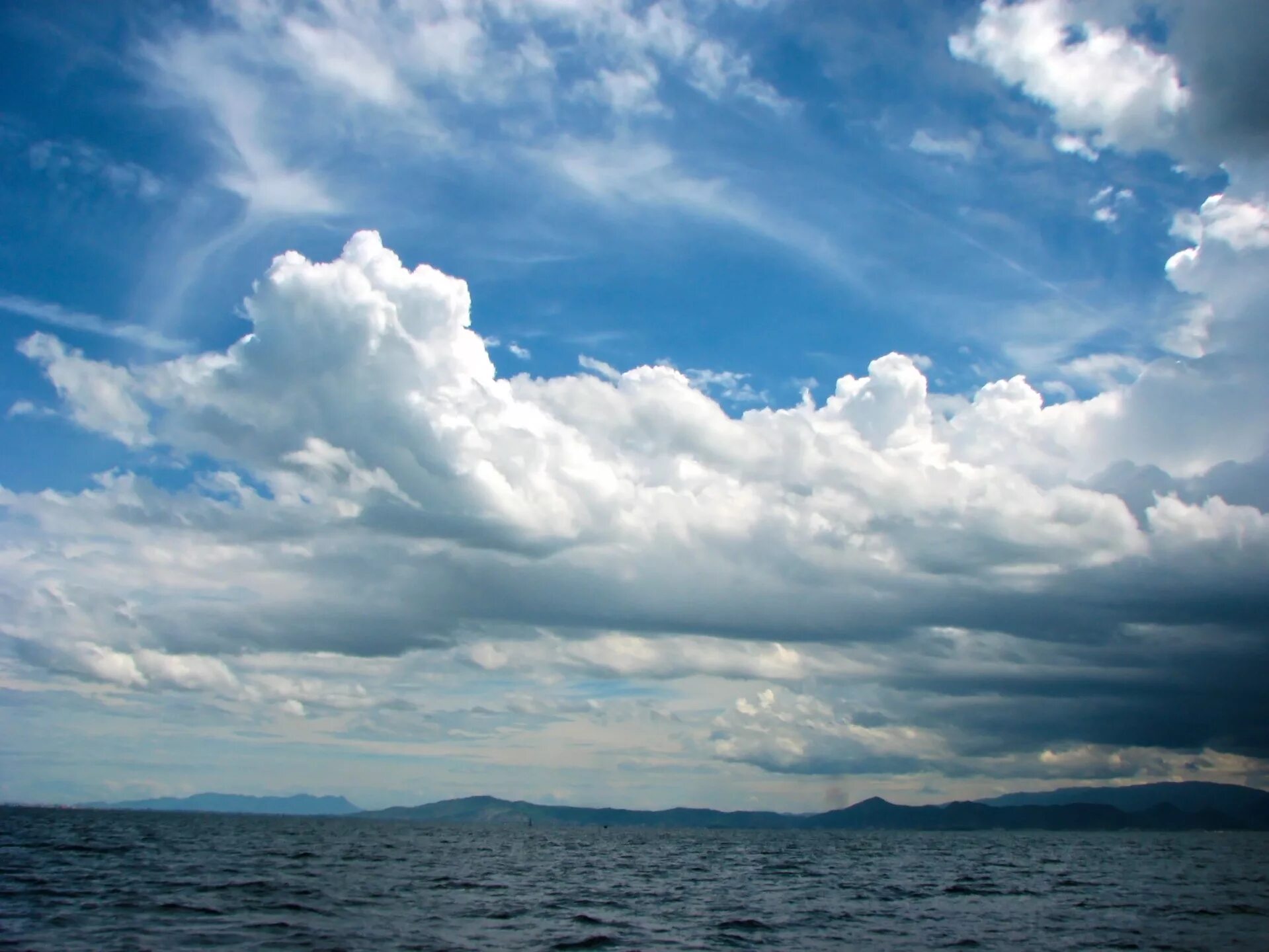 Облака над морем. Море облаков. Кучевые облака над морем. Густые облака над морем.