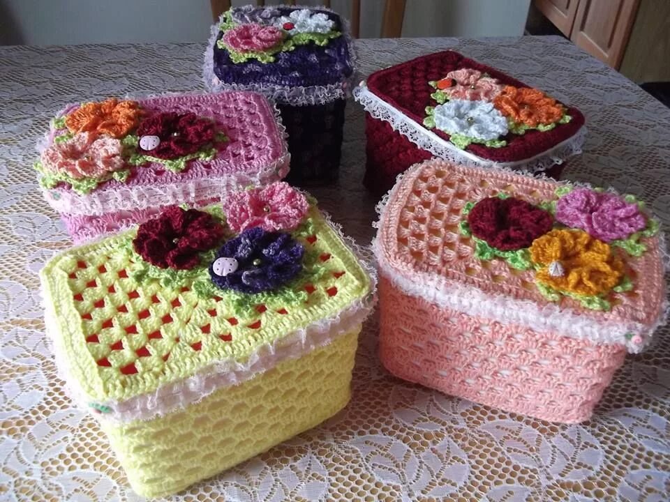 Шкатулка вязать. Шкатулка вязать. Вязаные шкатулки крючком. Шкатулка связанная крючком. Короб с вышивкой.