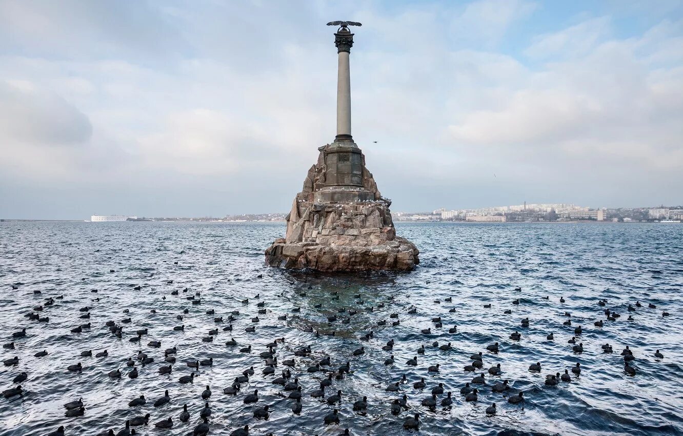 Памятники море корабль. Севастополь крым монумент. памятник затопленным кораблям. севастополь памятник в море. памятник корабль в море севастополь.