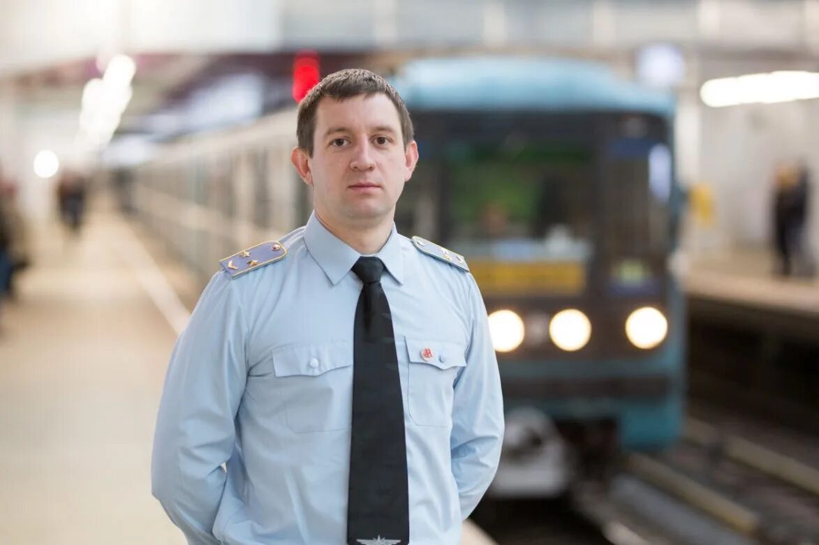 Должностное лицо ржд. Машинист электропоезда в Петербургский метрополитен. Форма машинист метрополитена машинист. Униформа машиниста метрополитена СПБ. Машинист электропоезда СПБ РЖД.