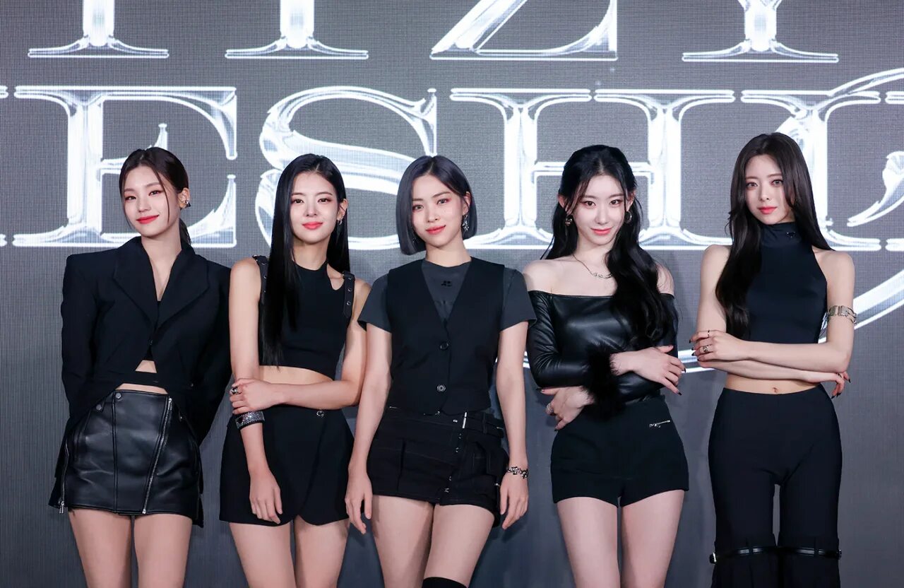 Itzy album. Йеджи itzy 2025. группа девочки. поп. itzy фотосессия 2025.