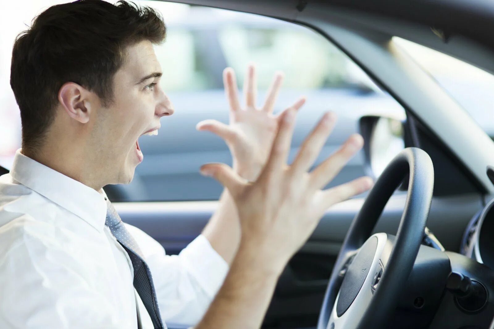 Переведи driving a car. Мужчина за рулем. Мужчина в машине. Водитель и автомобиль. Водитель в машине.