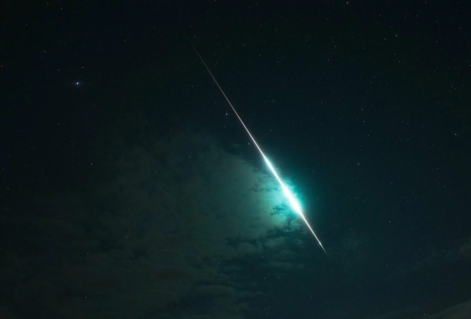 Метеороид – метеор (болид) — метеорит. Метеоритный поток персеиды 2021. Метеоры астрономия. Метеорный поток геминиды. Очень яркий метеор.