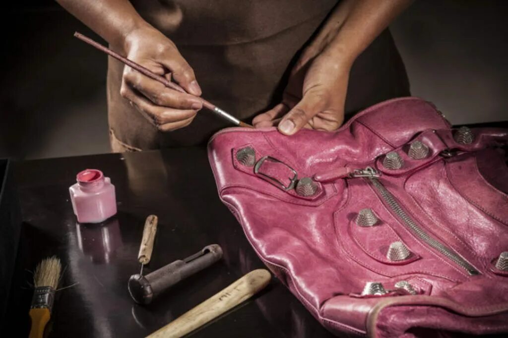 Химчистка кожаной куртки до и после. Реконструкция обуви. Жидкая кожа для кожаной куртки. Химчистка кожаной сумки. Кожаная куртка после покраски.